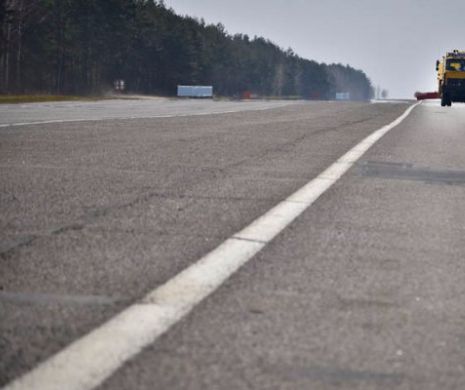 Italia. Pasarelă prăbușită peste autostradă. Doi români răniți