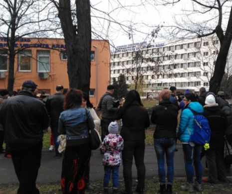 Protest în faţa Spitalului de Urgență Arad, comparat cu un LAGĂR DE EXIERMINARE