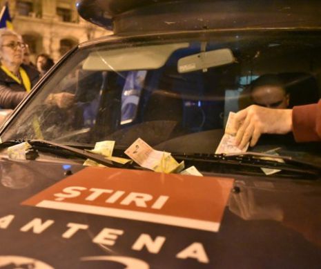 Protestatarii au aruncat cu bani într-o mașină a Antena 3. Scene incredibile de la marșul de duminică