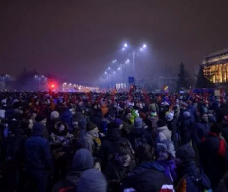 Românii din toată țara ies în stradă în această seară în Piața Victoriei