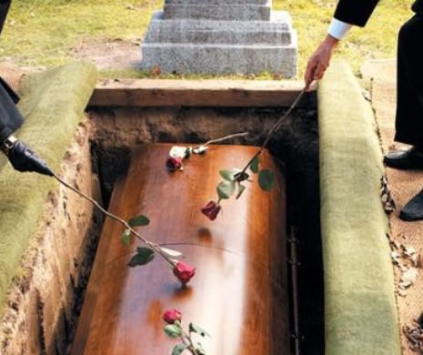SINISTRU! Bătrânii au reducere la înmormântări, dacă renunță la permisul auto