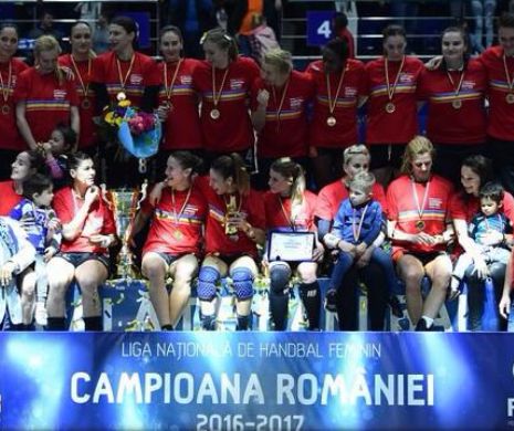 SPECTACOL TOTAL! CSM București a primit trofeul și este CAMPIOANA Ligii Naționale de handbal feminin a treia oară consecutiv  - VIDEO