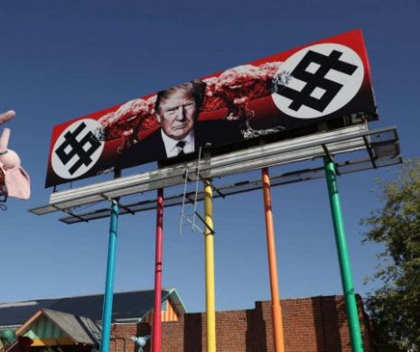 SUA: PRIMUL banner anti-Trump la Phoenix. Preşetintele SUA aşezat între două  ZVASTICI
