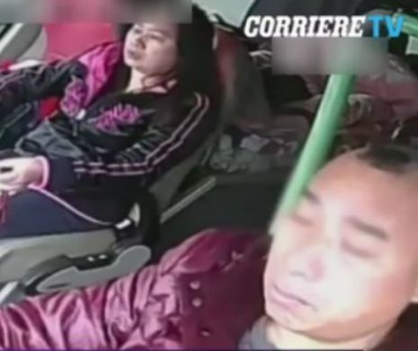 TERIFIANT! Un șofer de autocar plin cu pasageri a adormit la volan - VIDEO