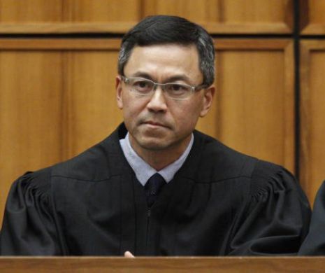 Un JUDECĂTOR din Hawaii BLOCHEAZĂ noul ordin executiv al lui TRUMP privind IMIGRAȚIA