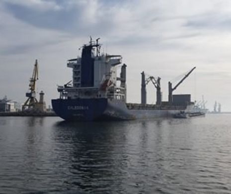 UPDATE. De 24 de ore, un vapor încărcat cu fier stă eşuat în mijlocul portului Constanţa (FOTO)