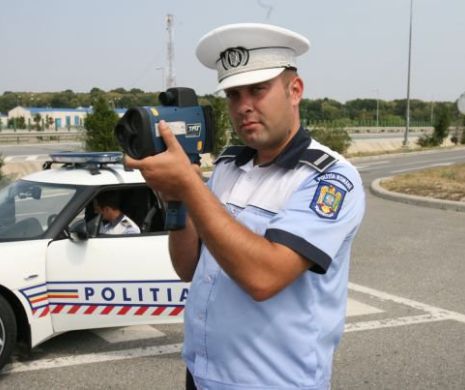 VIDEO Cu 240 km/h pe autostradă sub privirile polițiștilor. S-a întâmplat astăzi în România