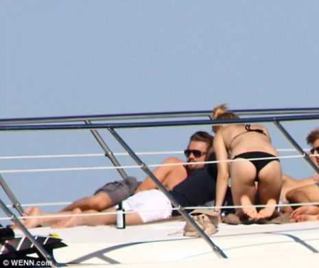 Au ŞOCAT presa INTERNAŢIONALĂ. Cine este BLONDA care petrece alături de Leonardo DiCaprio la Saint Tropez. GALERIE FOTO