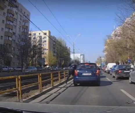 Bătaie ca-n filme în traficul din București! Șofer lovit GOLĂNEȘTE, după o șicanare - VIDEO