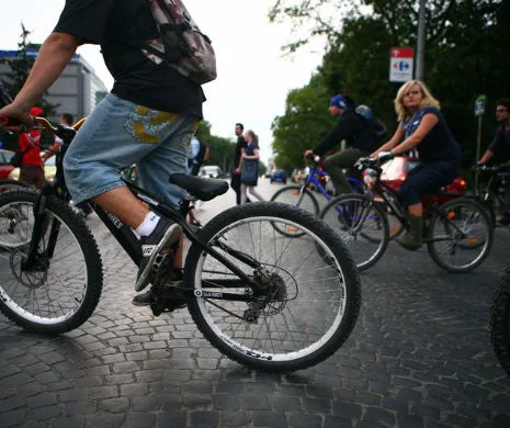 Bicicliștii pot evita culoarea roșie a semaforului! Ce recomandă Poliția Rutieră