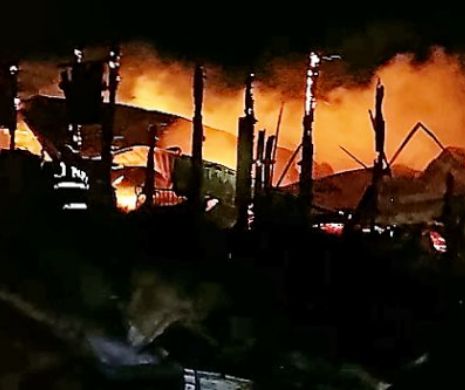 Depozit distrus într-un incendiu uriaș la Constanța