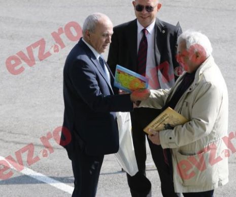 EXCLUSIV – Fost baron condamnat a împărţit albume istorice la şedinţa PSD din Sinaia