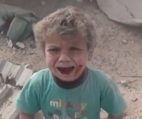 Imagini infioratoare dupa un bombardament din Siria. Un copil speriat si plin de sange cere ajutor printre ruine