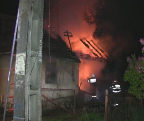 Incendiu în Dej. O casă în care funcționa un atelier de tâmplărie a ars complet