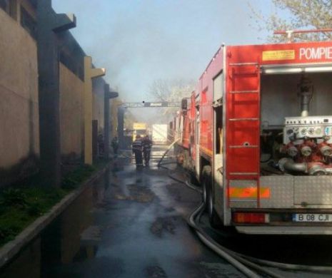 Incendiu puternic în București. Pompierii intervin cu opt autospeciale