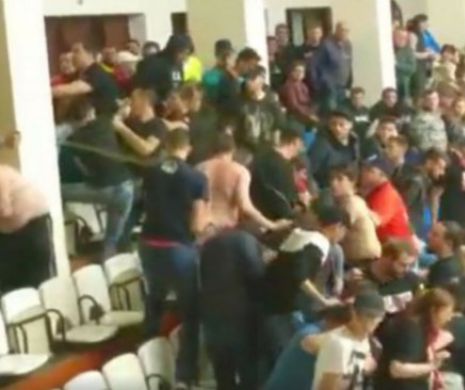 Scene VIOLENTE la meciul lui Dinamo! Bătaie GENERALĂ între fani și forțele de ordine