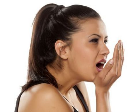 Tratamentul pe care îl recomandă medicii pentru mirosul neplăcut al gurii