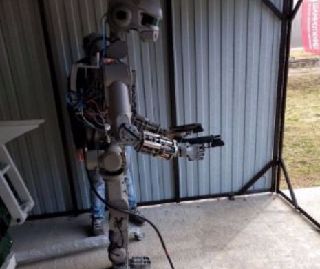 VIDEO. Rusia învață un robot SĂ TRAGĂ CU PISTOLUL. Va fi Terminator?