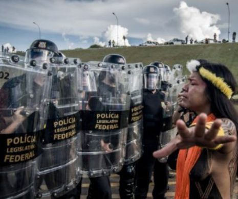 VIOLENȚE în Brazilia! Indienii  au fost ARESTAȚI după ce au atacat clădirea Parlamentului