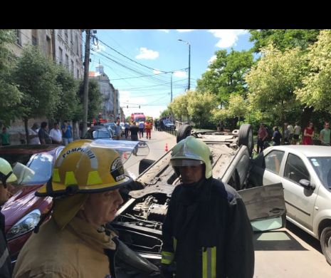 Accident spectaculos. O mașină a ajuns cu roțile-n sus I FOTO – VIDEO