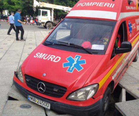 Ambulanța SMURD, care ar trebui să salveze oameni, a fost „ÎNGHIȚITĂ” de dalele unei alei! Se întâmplă în România - FOTO