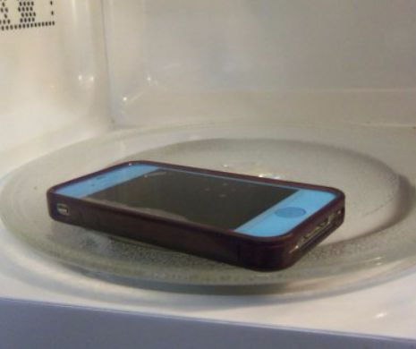 Ce se întâmpla dacă apelezi un telefon mobil aflat în cuptorul cu microunde! Nu încercați așa ceva acasa. Uite ce puteți păți - VIDEO