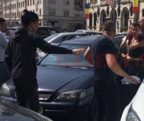 COCALARII SALBATICI au snopit în bătaie un ARTIST CELEBRU la Craiova. Totul sub ochii jandarmilor - Video