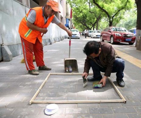 Cum sunt verificaţi angajaţii serviciului de salubritate din China: se cântăreşte praful de pe trotuare