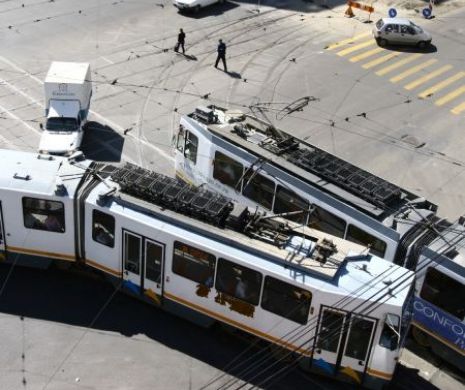 Eveniment rar, în București: ACCIDENT între două tramvaie care circulau în sensuri OPUSE. Cauza care a dus la IMPACT