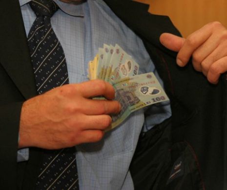 FĂRĂ PRECEDENT: Românii SE NĂPUSTESC la bănci ca SĂ IA BANI