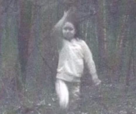 Fotografia șocantă a unei fetițe MOARTE. Cum a fost surprinsă micuța FANTOMĂ în timp ce se plimba prin pădure - FOTO/VIDEO