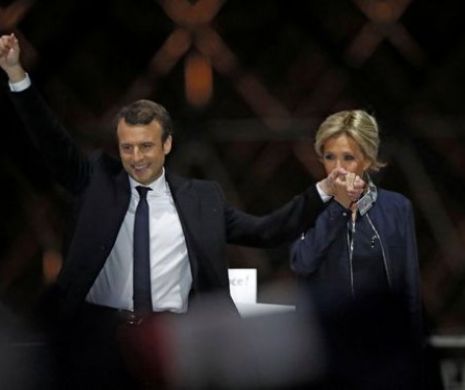 Gest incredibil al soţiei lui Macron. De ce a sărutat Brigitte Trogneux mâna partenerului său de viaţa în faţa a mii de oameni