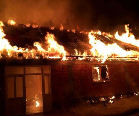 Incendiu devastator: o casă a ars trei ore ca o torță
