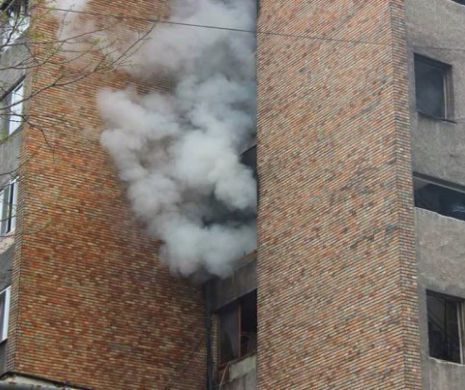 Incendiu extrem de periculos într-un bloc turn. 46 de persoane au avut nevoie de ajutor pentru a ieşi din imobil