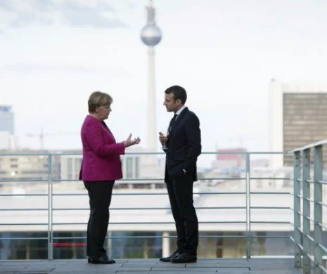 Merkel l-a lăsat pe Macron să-i pupe CONDURUL, dar l-a lăsat și cu BUZELE UMFLATE