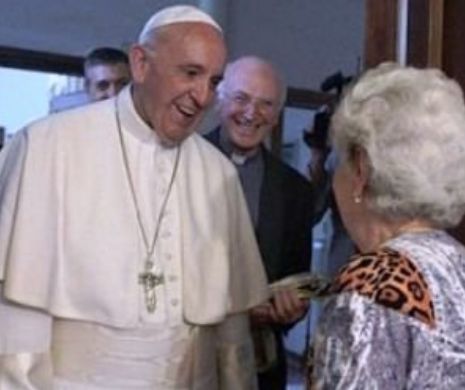 O familie de români ortodocși s-a trezit la ușă cu Papa de la Roma