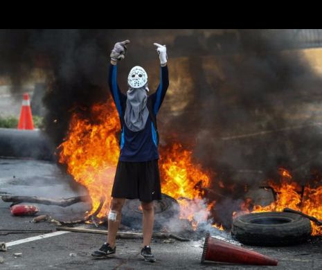 PROTESTELE au luat AMPLOARE! Un tînăr a MURIT după ce a fost împușcat în gât