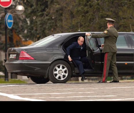 Putin, CĂZĂTURĂ incredibilă în fața a miii de oameni. Nimeni nu a încercat să îl ridice! Imaginile au ajuns VIRALE - VIDEO