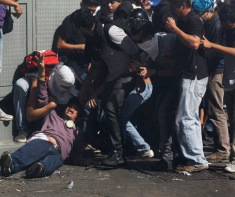 REVOLUȚIE în VENEZUELA. Manifestații de masă, ciocniri VIOLENTE, în cea de-a 50-a zi de PROTESTE