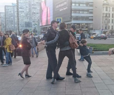 Un băiat de 10 ani a fost reţinut la Moscova pentru că recita în stradă „Hamlet”. Video!