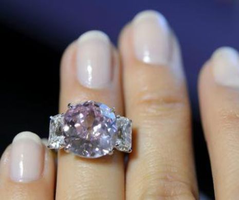 Un inel cumpărat dintr-o piaţă oarecare cu 10 lire sterline, valorează 350.000! Are diamante de 26 de carate