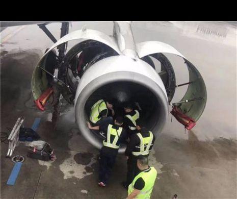 A aruncat monede în motorul avionului pentru că-și dorea „un zbor lin, în condiții de siguranță.“