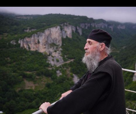 Cea mai BIZARĂ poveste din LUMEA întreagă! Călugărul care trăiește pe o STÂNCĂ la 40 de metri altitudine