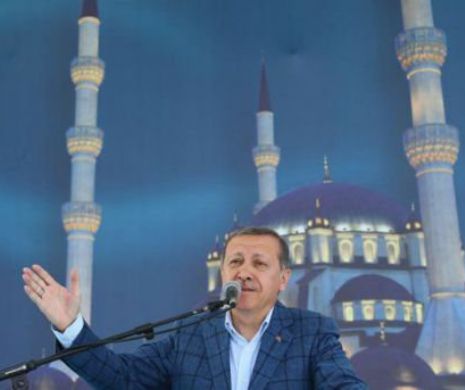 Erdogan a LEŞINAT  în Moschee. Gărzile de corp i-au sărit imediat în ajutor