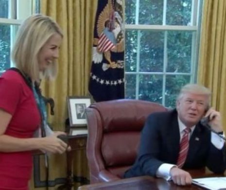 FABULOS: Trump FLIRTEAZĂ cu o ziaristă în Biroul Oval, în timp ce vorbește la telefon cu Premierul Irlandei (VIDEO)