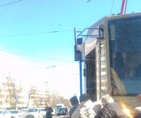 Fiecare român cu durerea lui. „Pericolul din stațiile de tramvai”