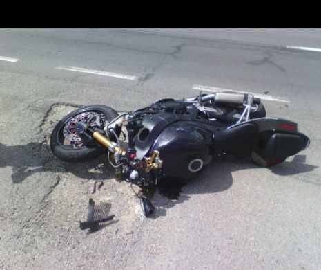 FUGĂ de le LOCUL FAPTEI. Un motociclist fără permis s-a răsturnat lăsând-și prietena accidentată pe caldarâm