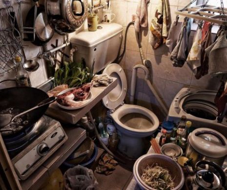 Locuințele-sicriu. Aceste apartamente sunt atât de mici încât locatarii își fac duș în vasul de WC sau chiuveta de bucătărie – GALERIE FOTO