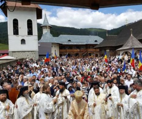 Mii de oameni la o mănăstire din România. Reacţia fenomenală are o explicaţie istorică - Video