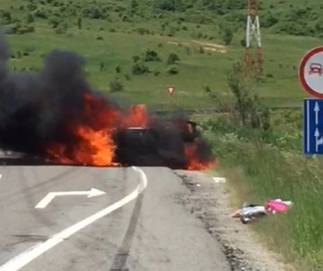 O ”coajă” de autoturism a ars întregime! Pasagerii au scăpat în ultima clipă! VIDEO